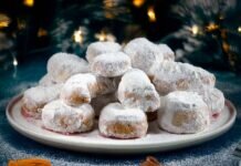 Kourabiedes (Greek Almond Shortbread Cookies) Kourabiedes (Greek Almond Shortbread Cookies)