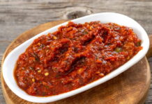 Ezme (Turkish Spicy Tomato and Walnut Relish) Ezme (Turkish Spicy Tomato and Walnut Relish)