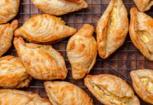 Pastizzi (Maltese Ricotta and Pea Pastries) Pastizzi (Maltese Ricotta and Pea Pastries)