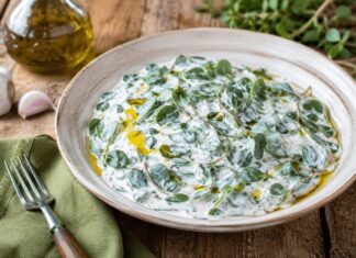 Semizotu Salatası (Turkish Purslane and Yogurt Salad) Semizotu Salatası (Turkish Purslane and Yogurt Salad)