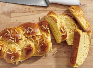 Tsoureki (Greek Easter Sweet Bread) Tsoureki (Greek Easter Sweet Bread)