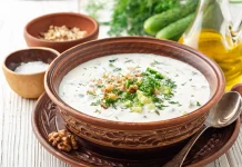 Tarator (Turkish Walnut-Garlic Sauce) Tarator (Turkish Walnut-Garlic Sauce)