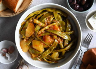 Fasolakia Lathera (Greek Green Beans Stewed in Olive Oil and Tomato) Fasolakia Lathera (Greek Green Beans Stewed in Olive Oil and Tomato)