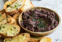 Tapenade (Provençal Olive, Caper and Anchovy Paste) Tapenade (Provençal Olive, Caper and Anchovy Paste)
