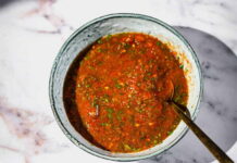 Sahawiq (Yemeni Fresh Tomato and Chili Relish) Sahawiq (Yemeni Fresh Tomato and Chili Relish)